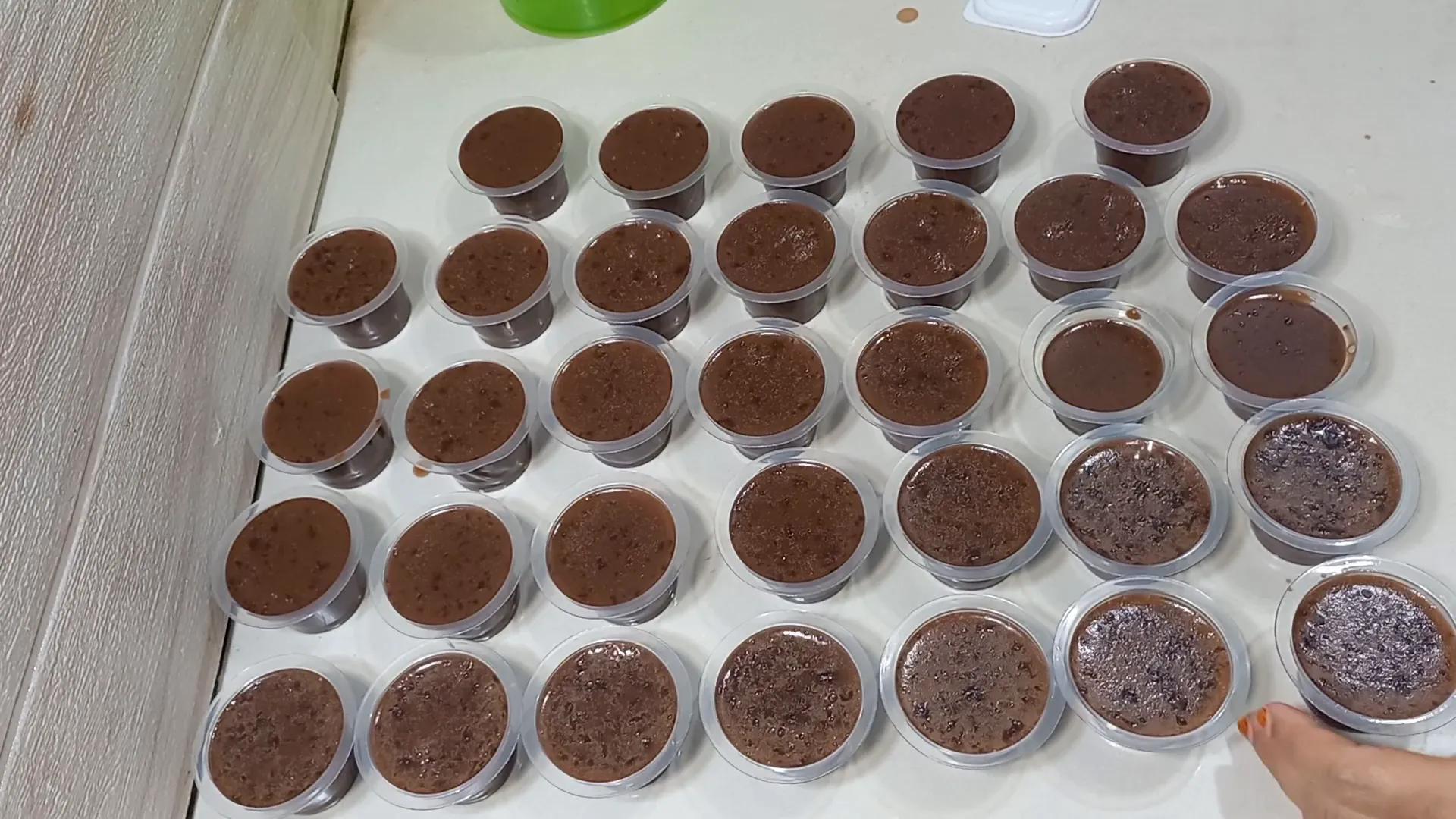 Hasil puding susu coklat yang sudah mengeras siap dinikmati
