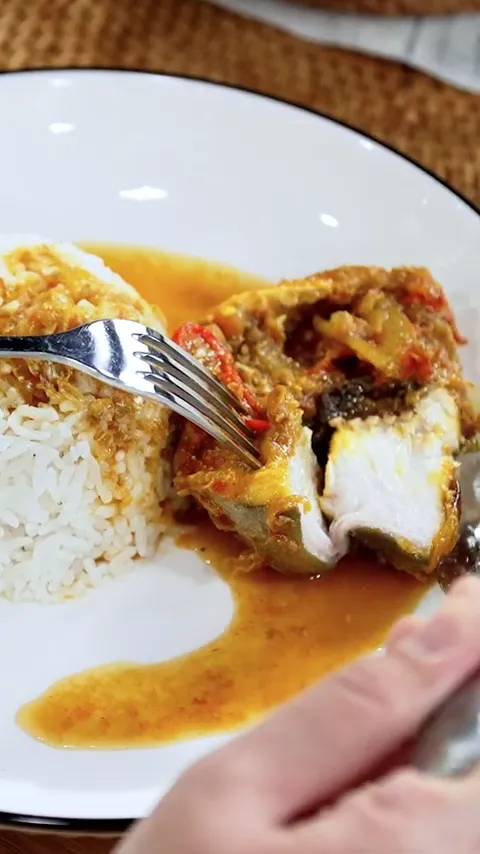 Pallumara siap disajikan dengan nasi hangat
