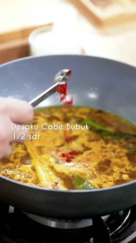 Menambahkan air, garam, dan bumbu bubuk ke dalam tumisan