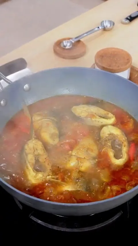 Ikan bandeng dimasak dengan kuah rempah Pallumara