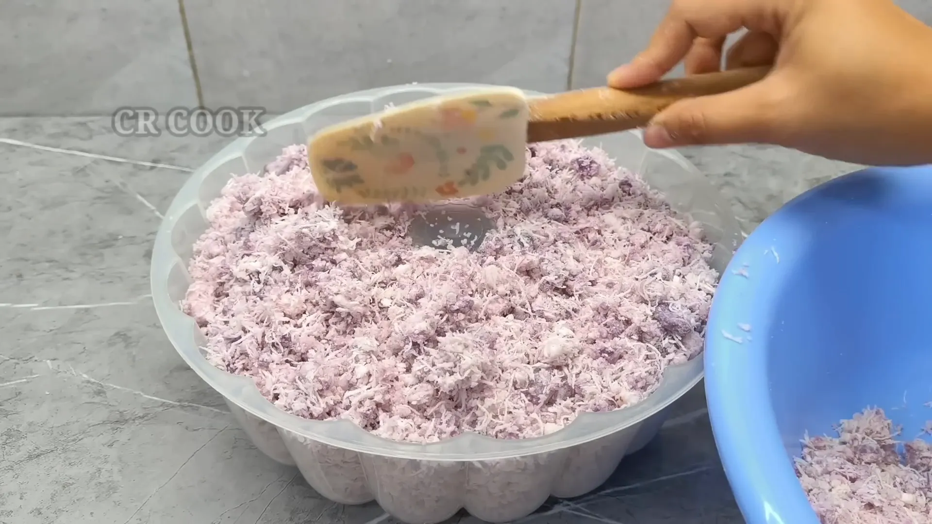 Memasukkan adonan sengkurun ke dalam loyang puding