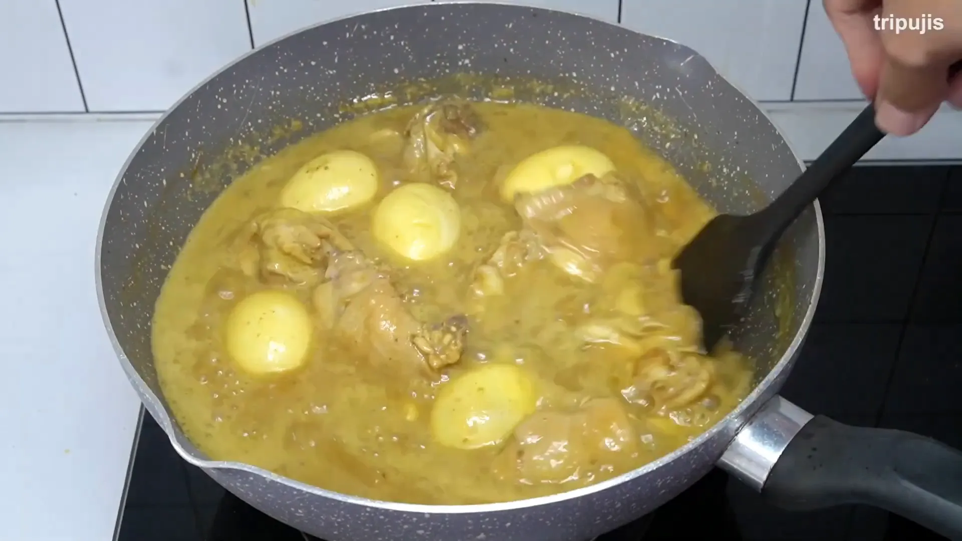 Hidangan ayam dan telur siap disantap dengan nasi hangat