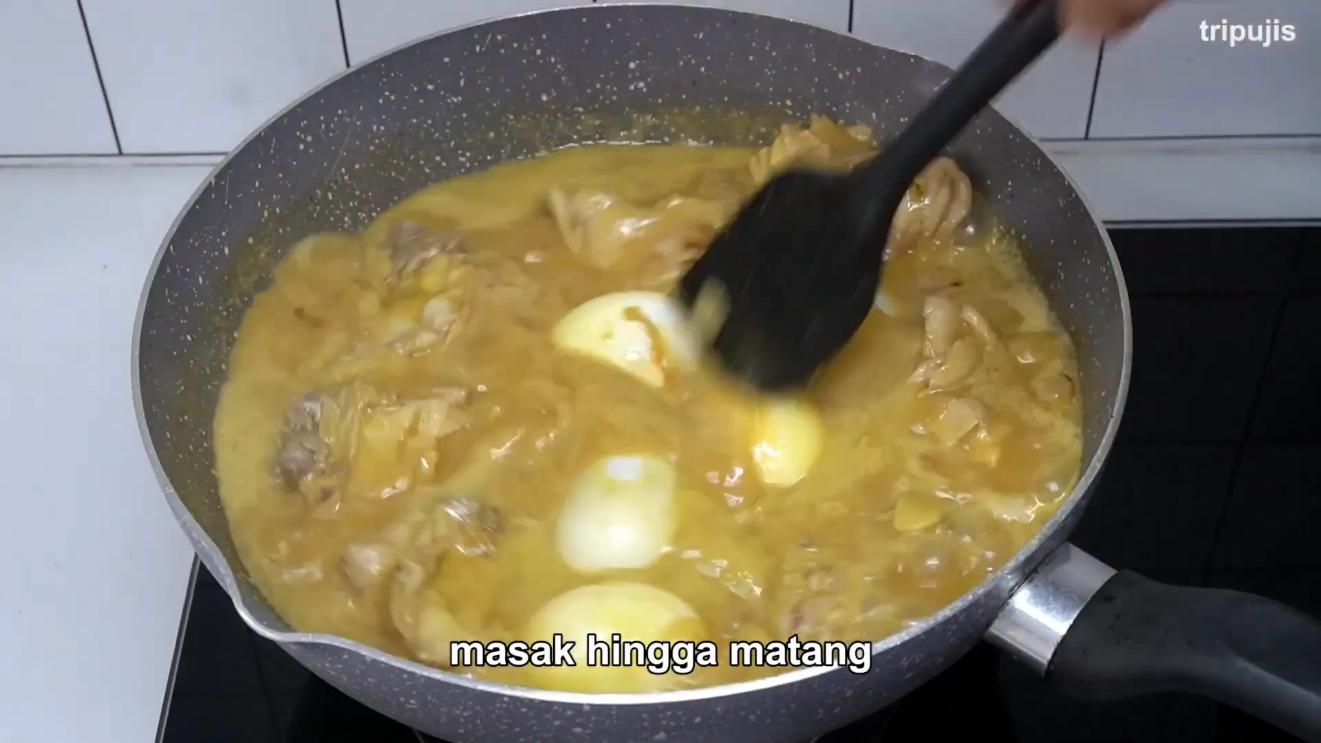 Telur yang dimasak bersama ayam dengan bumbu meresap