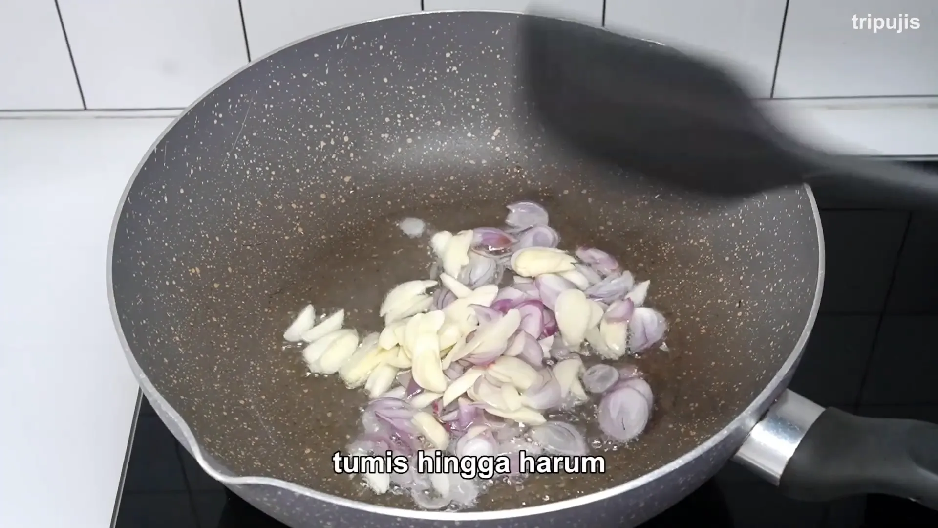 Proses memasak ayam dan telur dengan bumbu khas