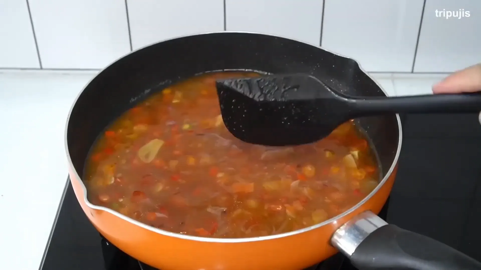 Panci berisi asem-asem ikan dengan tomat dan cabai sebelum ikan dimasukkan