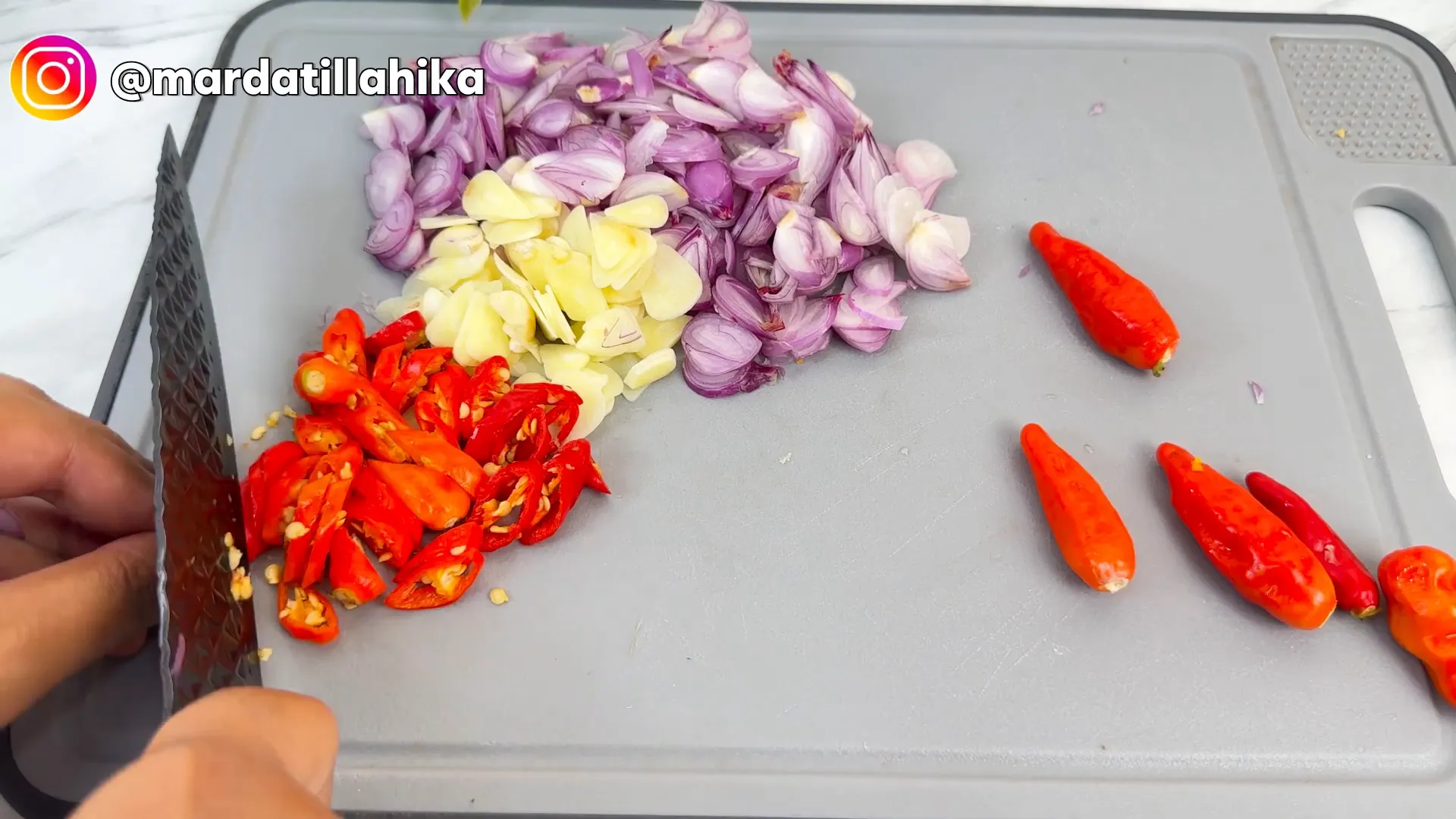 Membuat sambal matah dengan bahan iris tipis dan terasi