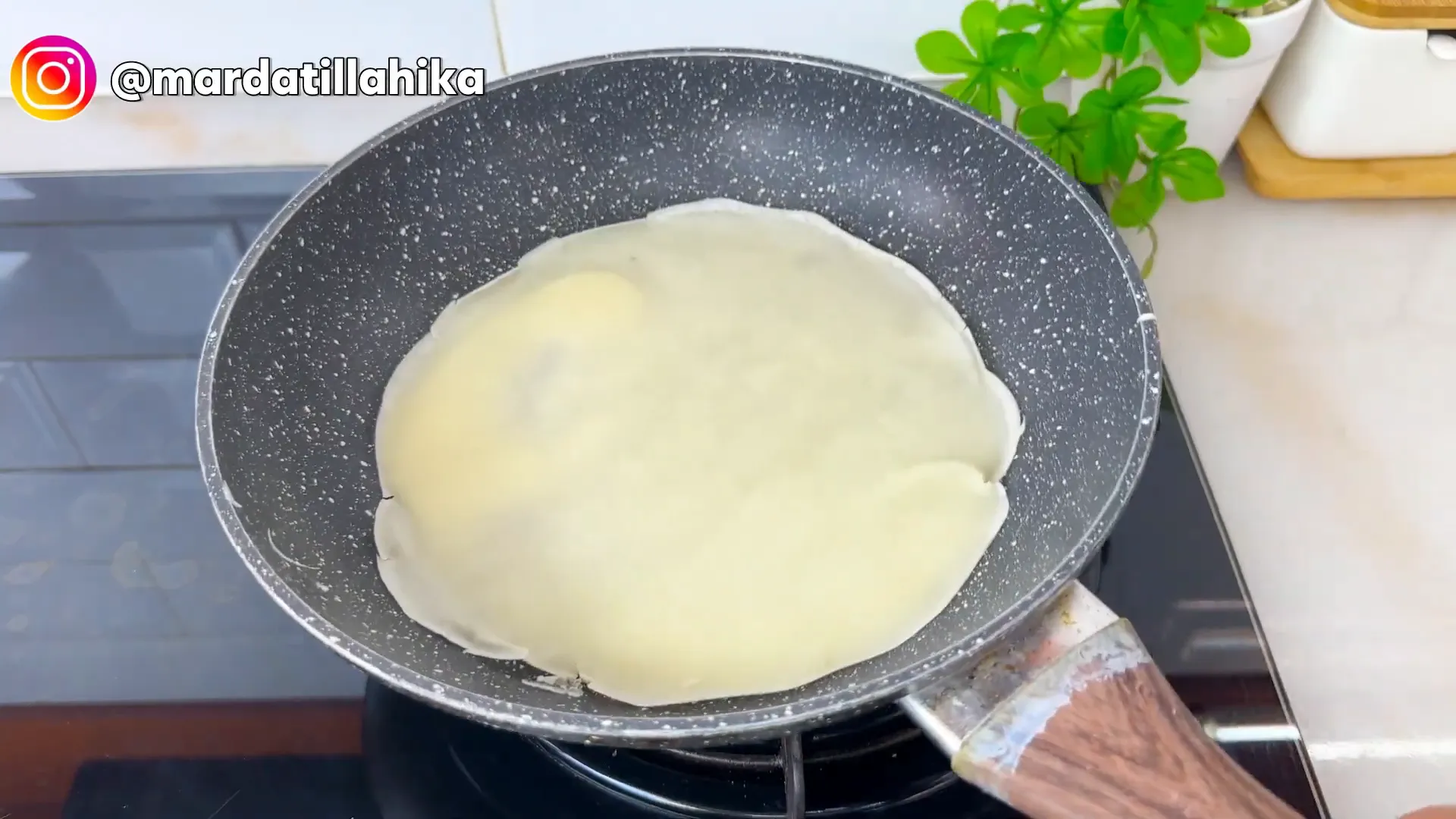 Mencetak kulit risol di atas teflon