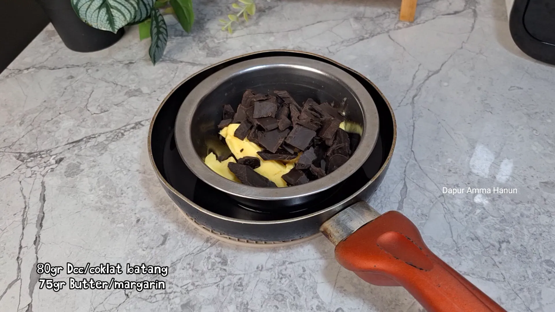 Lelehkan coklat batang dan margarin dengan air panas