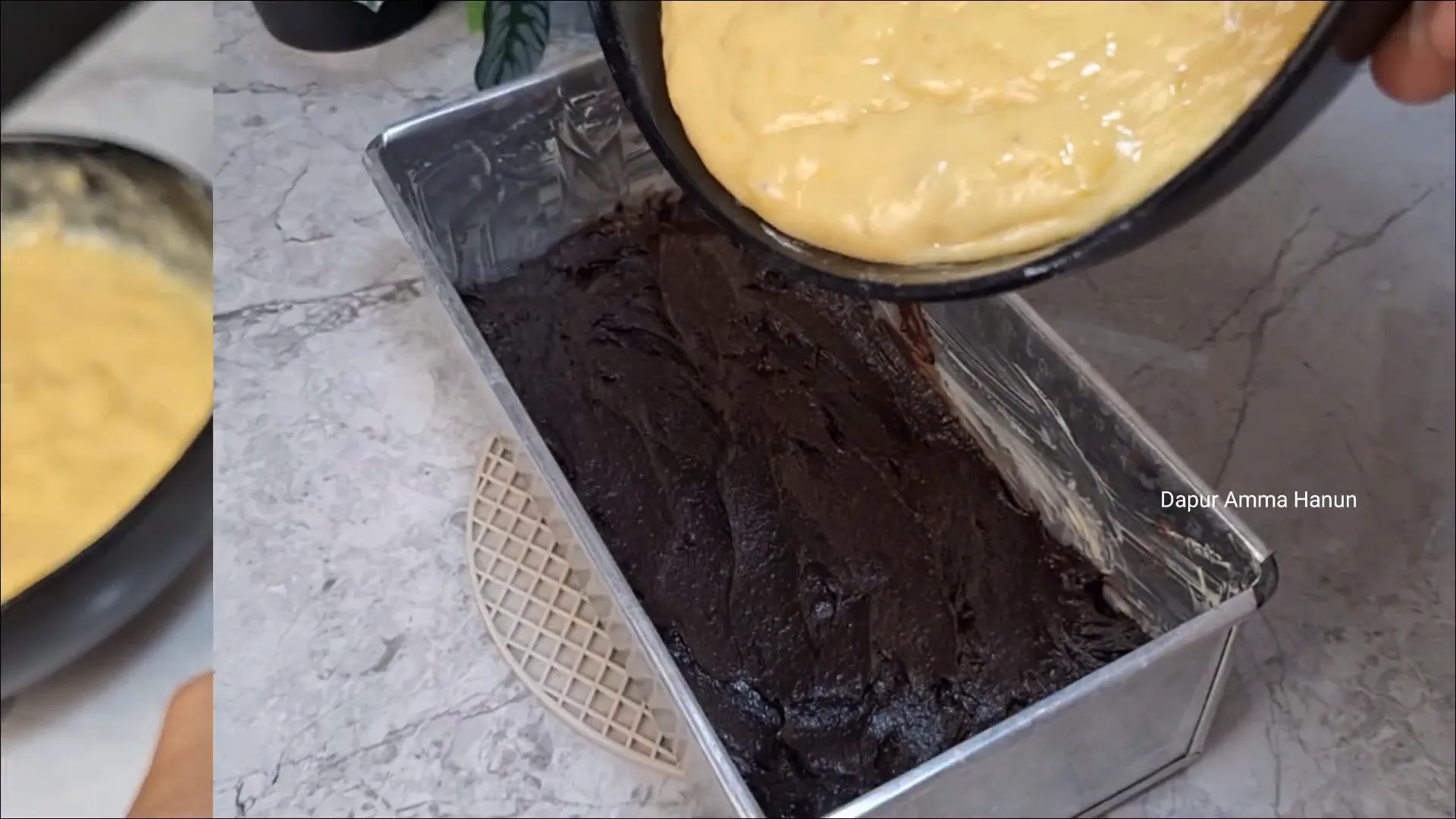 Tuang adonan brownies dan lapisi dengan adonan banana cake, beri topping chocochip