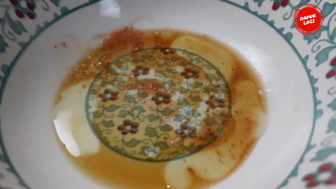 Mie ayam yang sudah dicampur dengan bumbu kecap asin dan minyak wijen