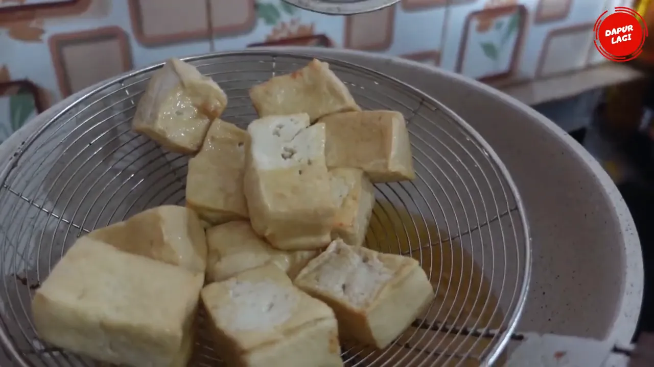 Tahu putih yang sudah dipotong-potong dan digoreng setengah matang