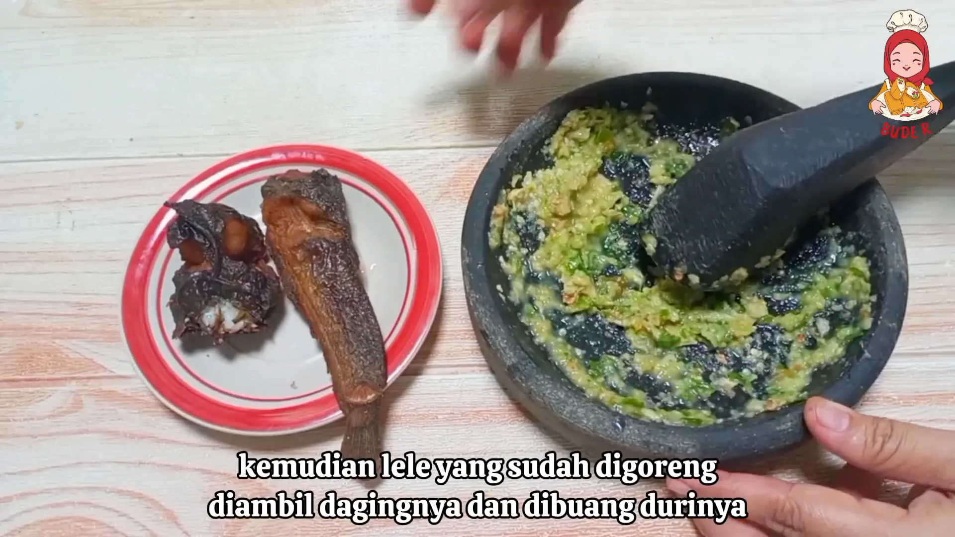 Sambal tuktuk di cobek, tekstur kasar siap disajikan