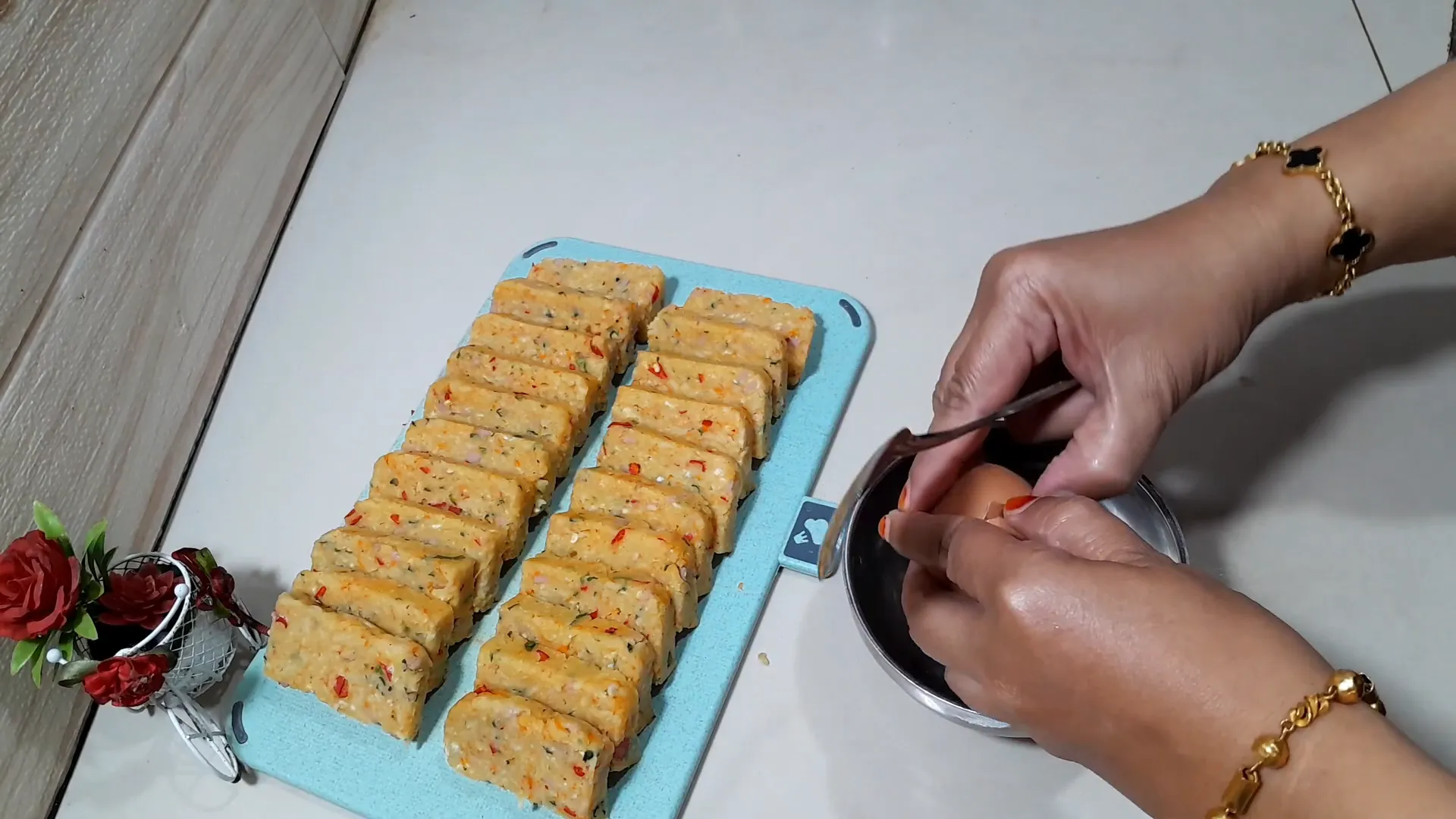 Potongan gorengan mie yang sudah dicelup telur siap digoreng