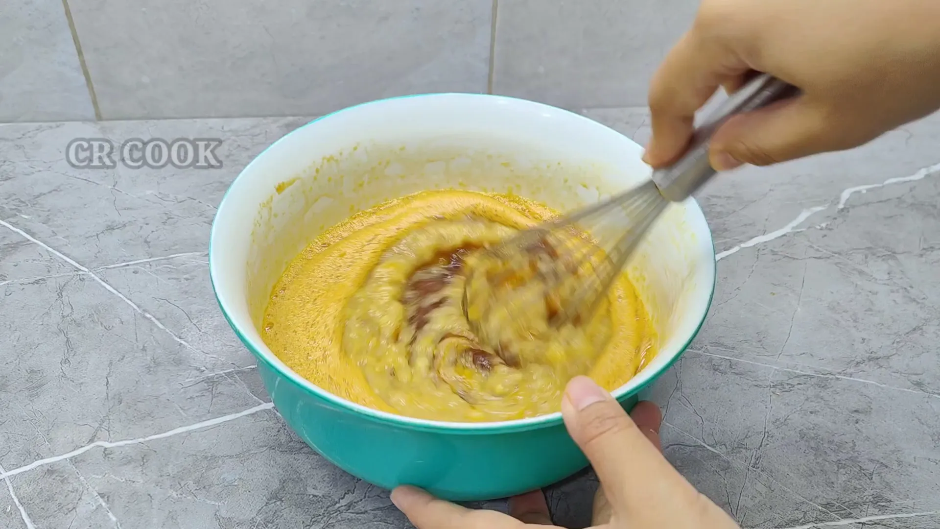 Memasukkan isian keju ke dalam bolu pisang