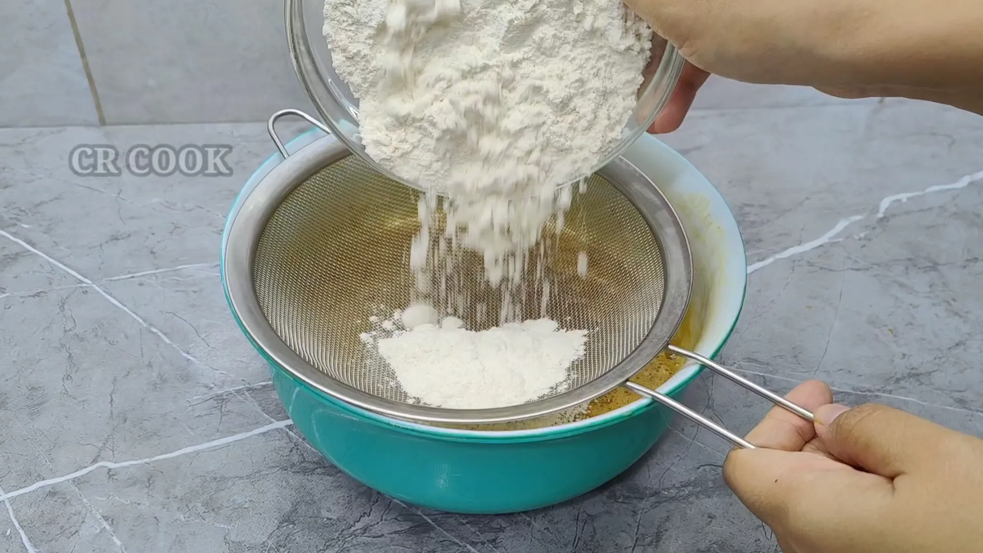 Pisang yang sudah dihaluskan dan bahan tepung yang disaring