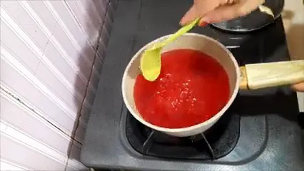 Bahan agar-agar Nutrijell rasa leci dan mutiara siap digunakan
