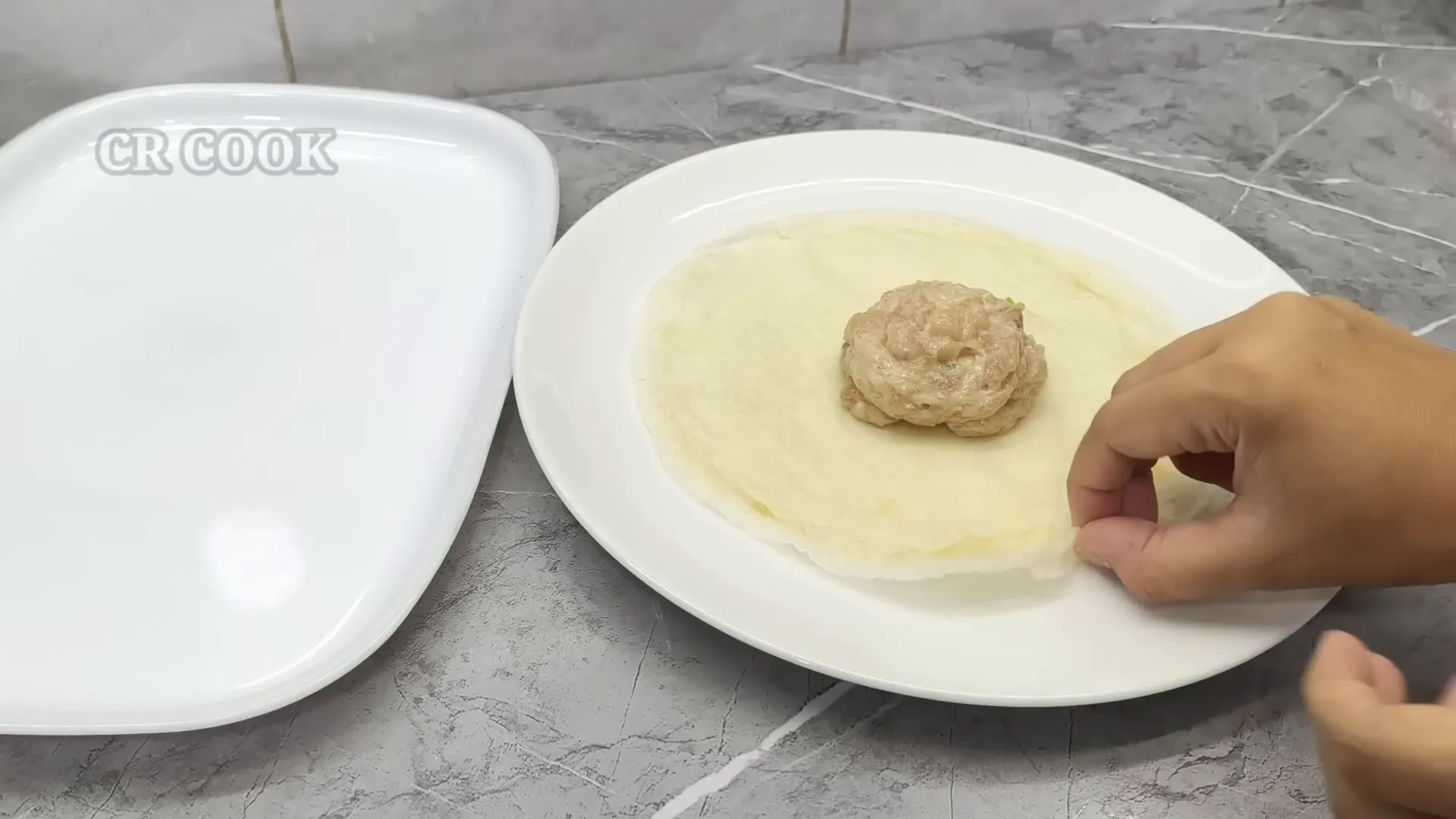 Proses melipat dimsum menggunakan kulit lumpia dan merekatkan dengan perekat tepung terigu