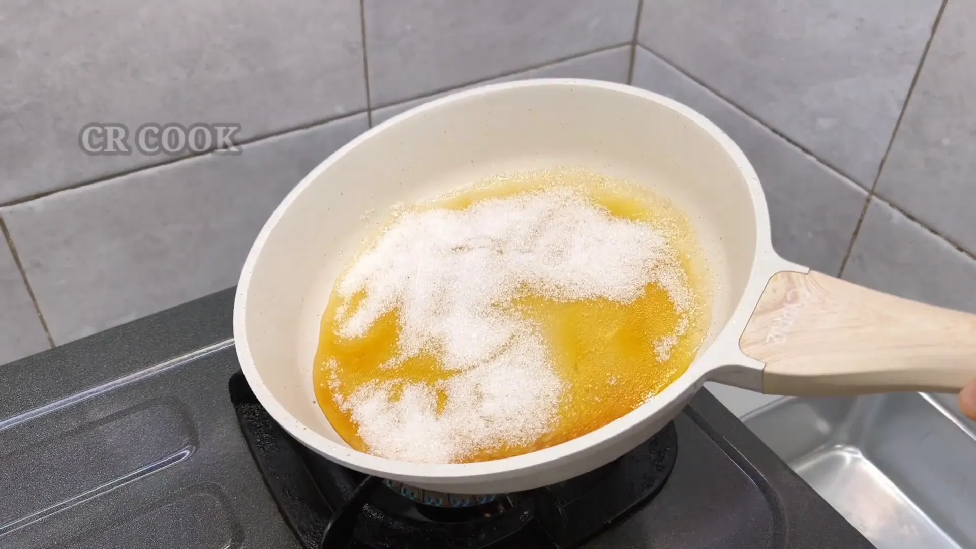 Gula pasir mulai mencair di atas teflon