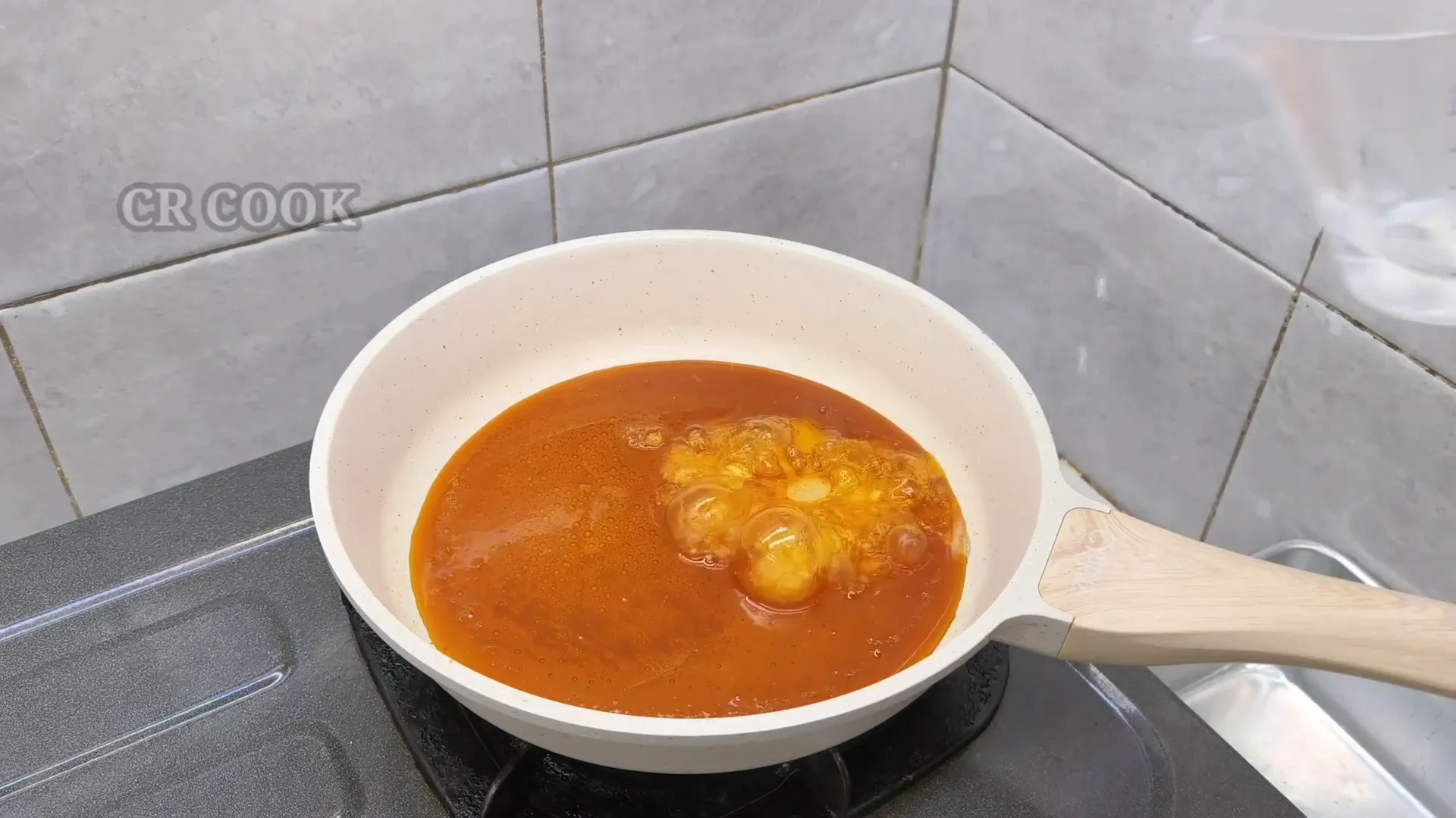 Menuang karamel ke dalam loyang plastik