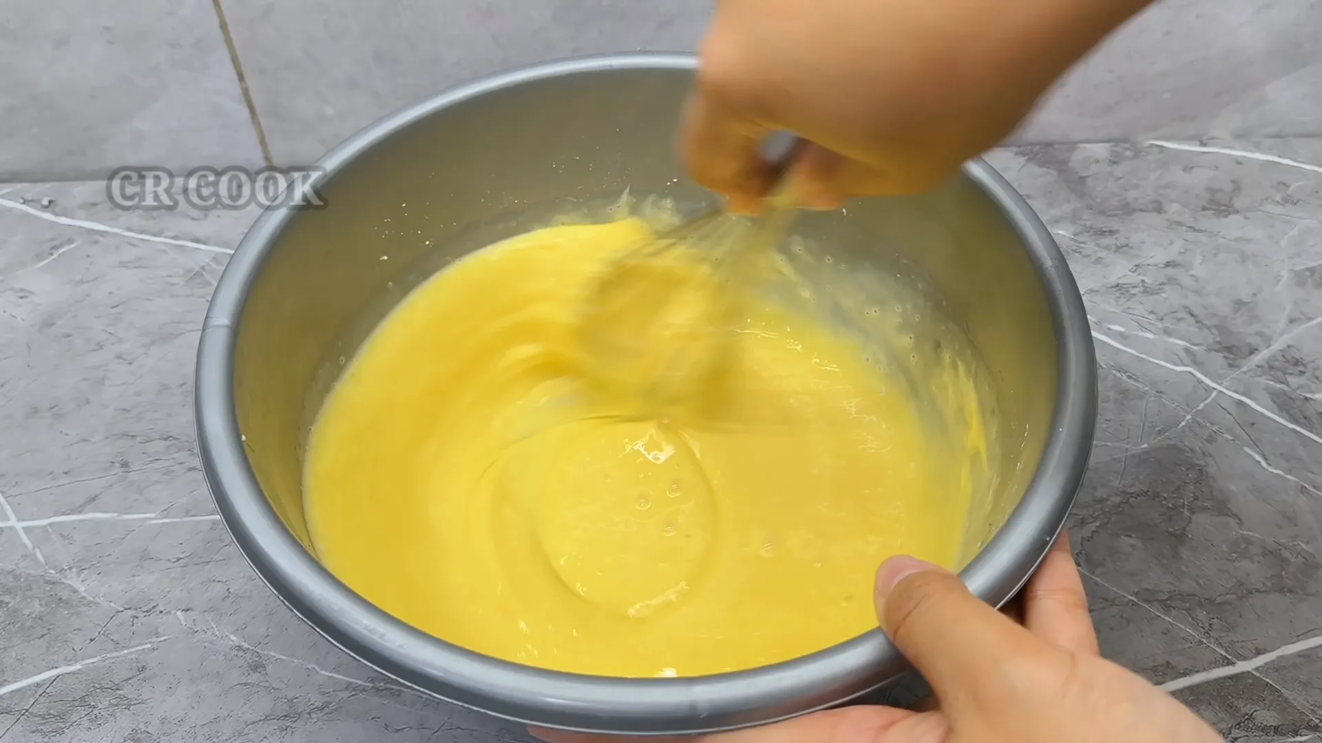 Mencampur bahan lapisan keju dan menuang ke atas karamel