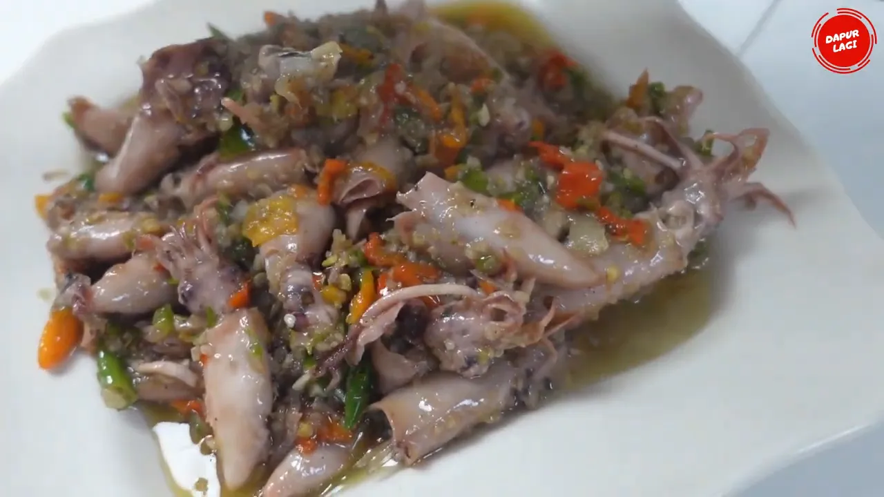 Sambal oseng cumi asin siap disajikan