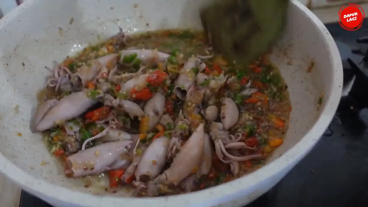 Sambal oseng cumi asin sedang dimasak