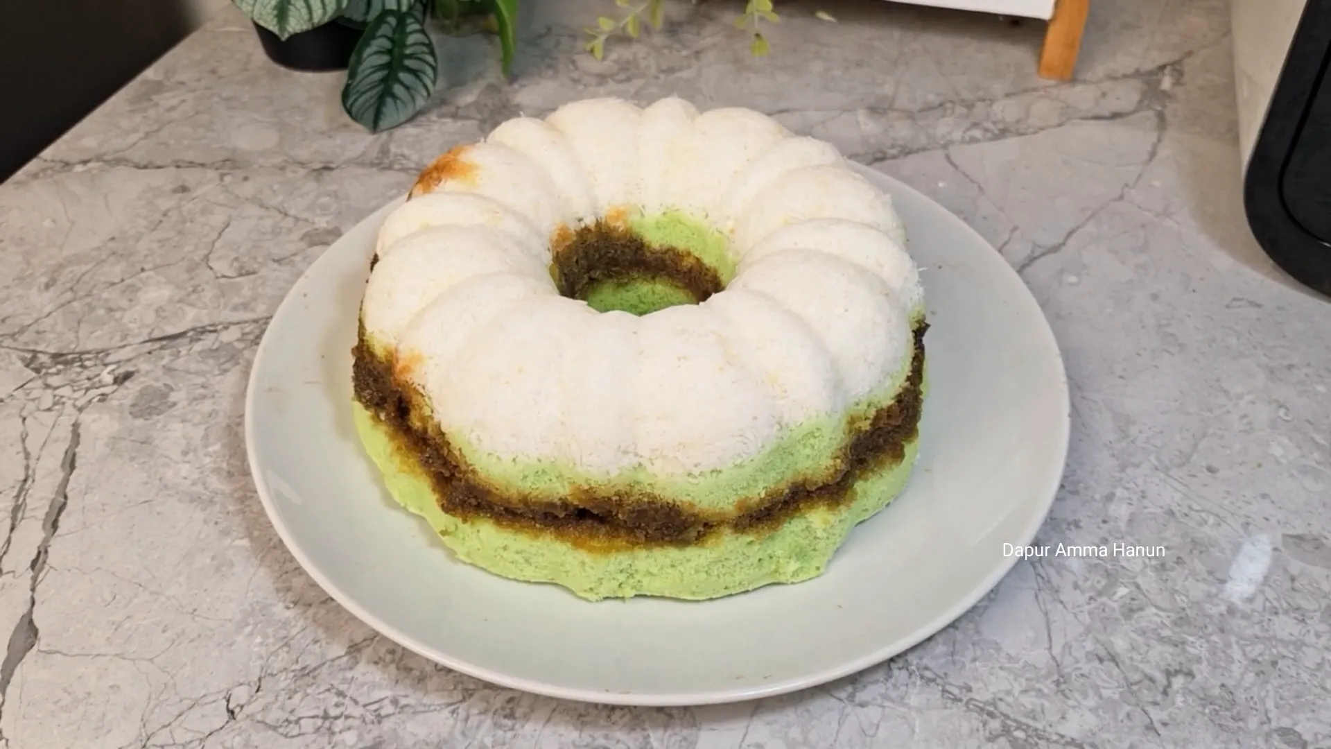 Kue putu ayu gula merah yang sudah matang siap disajikan