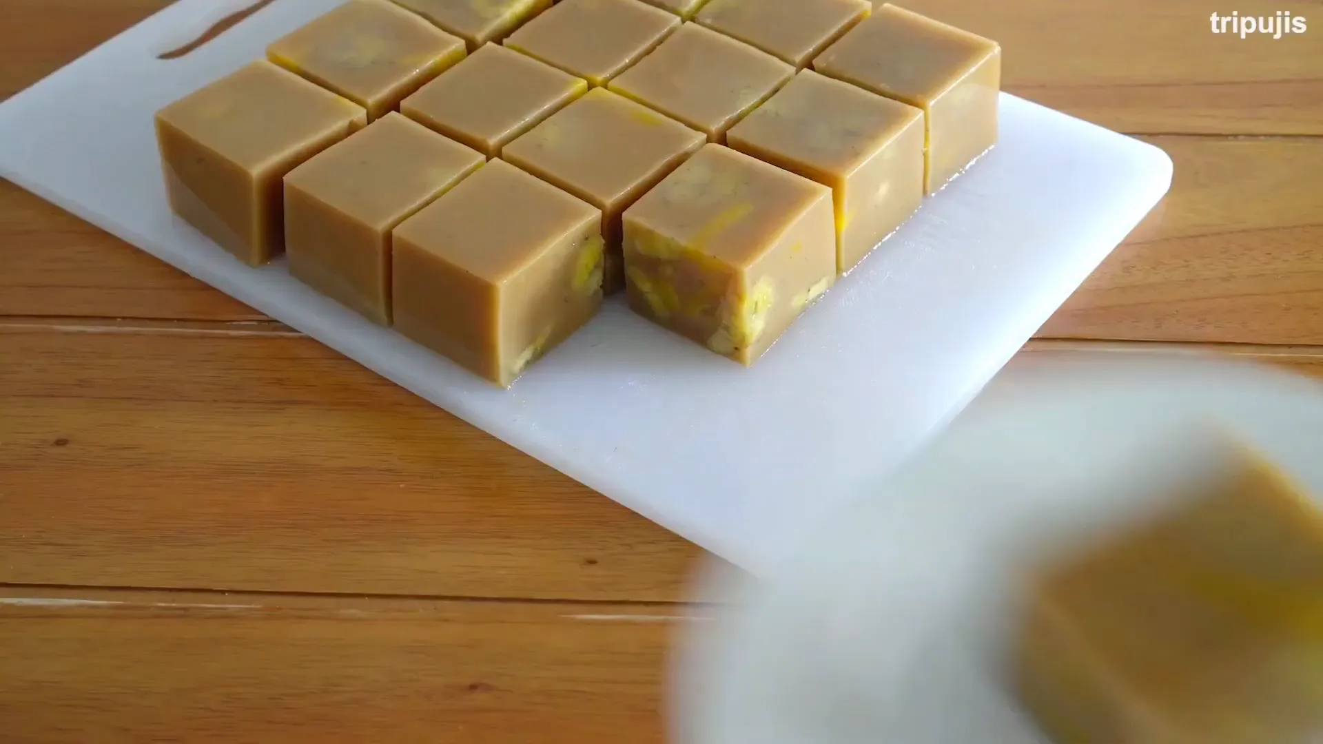 Puding pisang dan gula merah siap disajikan