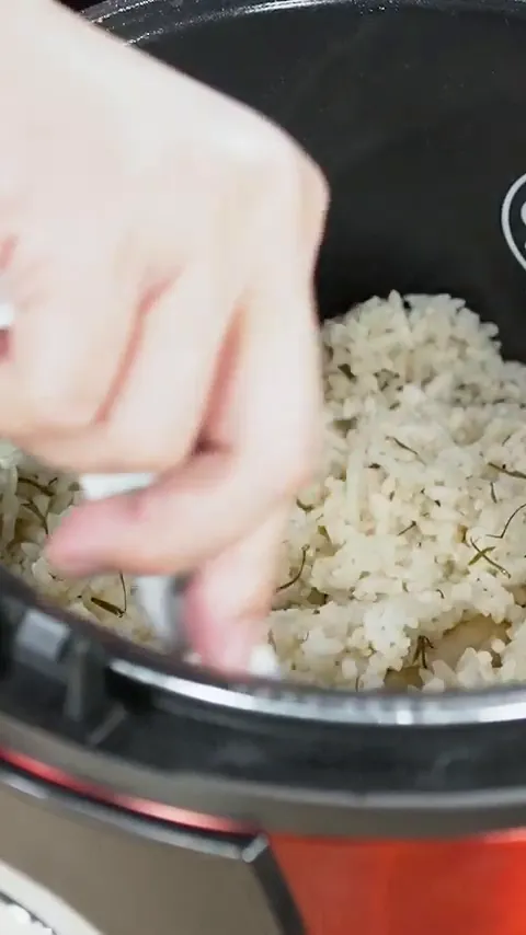 Nasi sudah matang dan diaduk agar tekstur pulen dan tidak lembek