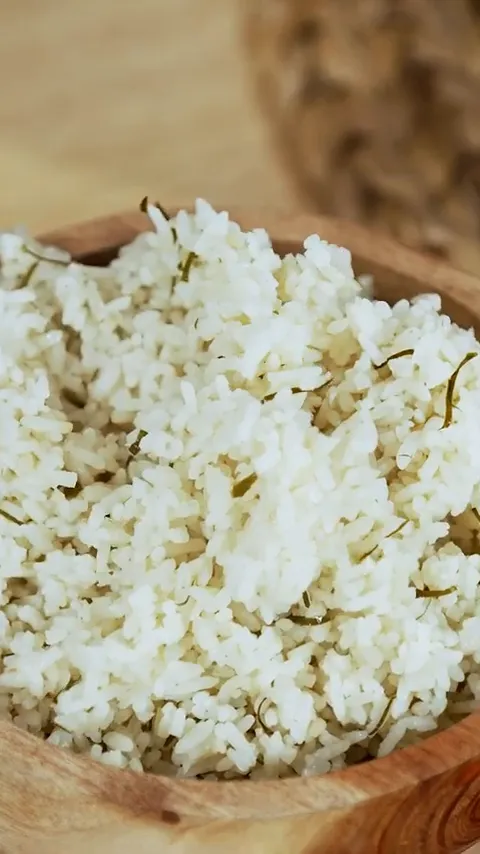 Nasi daun jeruk siap dihidangkan dengan aroma dan warna yang menggoda