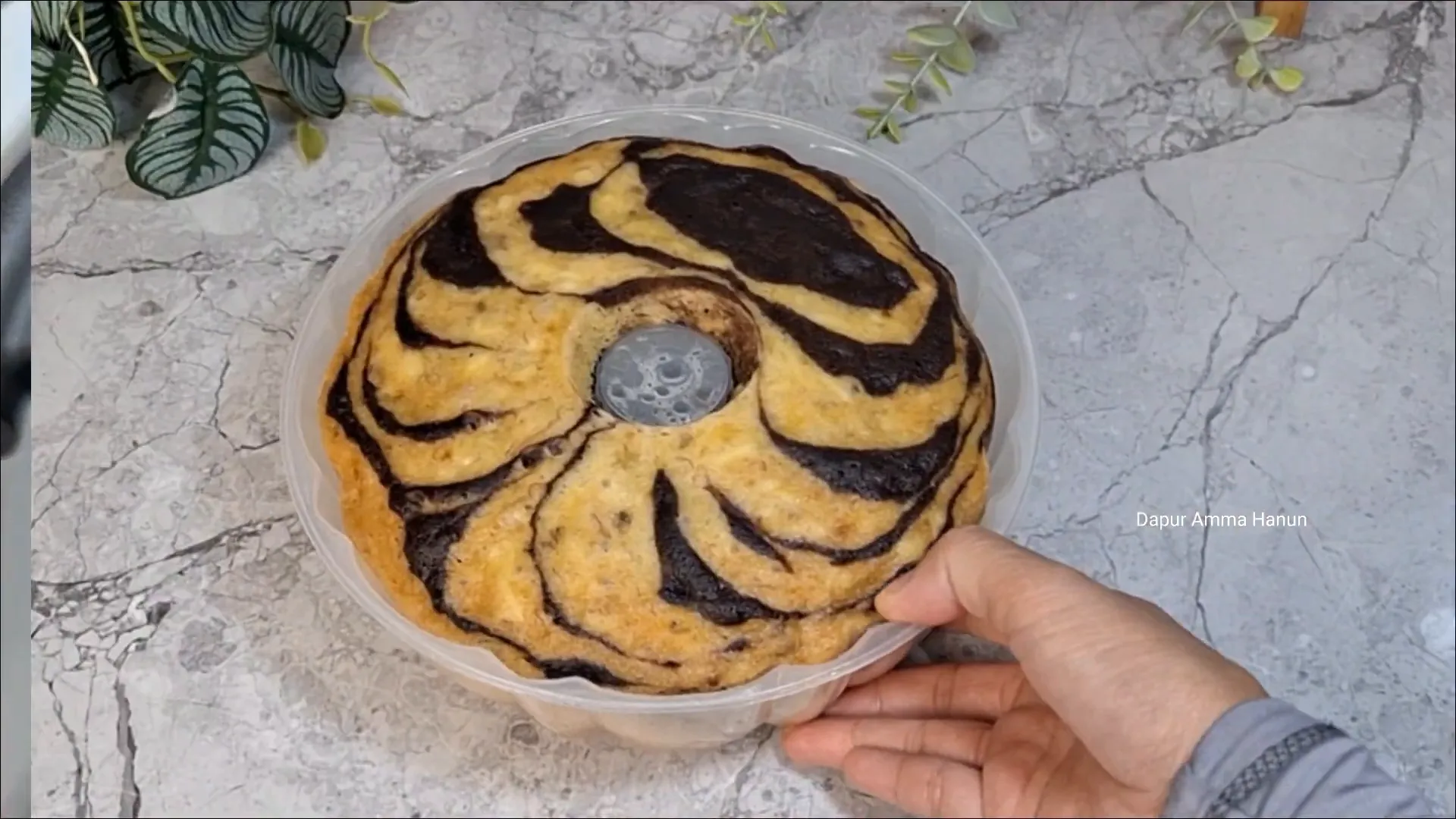 Bolu marmer pisang kukus yang sudah matang dan siap dikeluarkan dari loyang