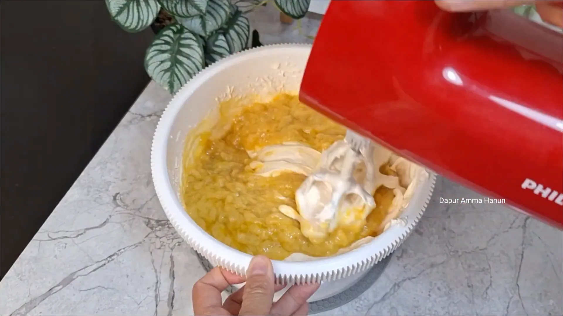 Mencampur adonan pisang dengan adonan telur dan tepung