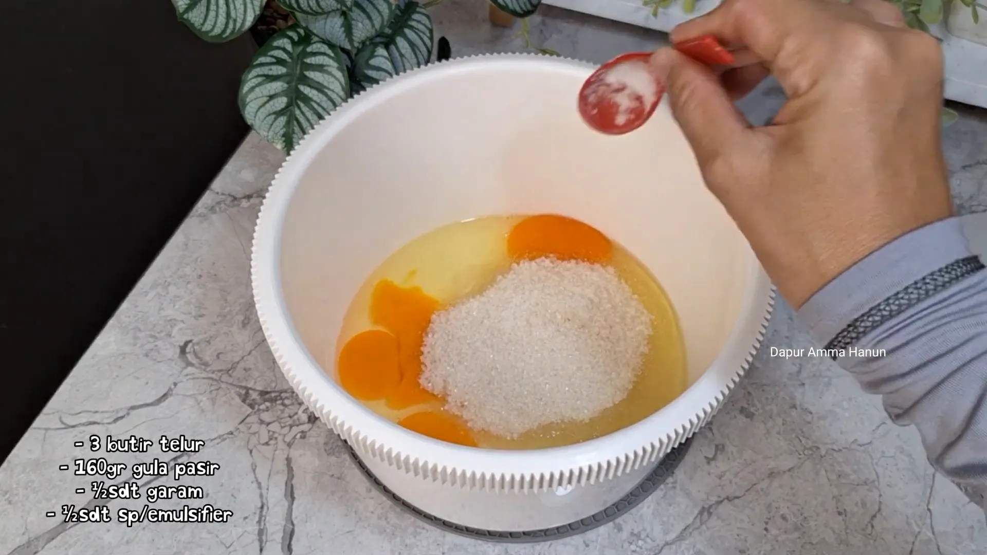 Mencampur telur, gula, garam dan emulsifier dengan mixer