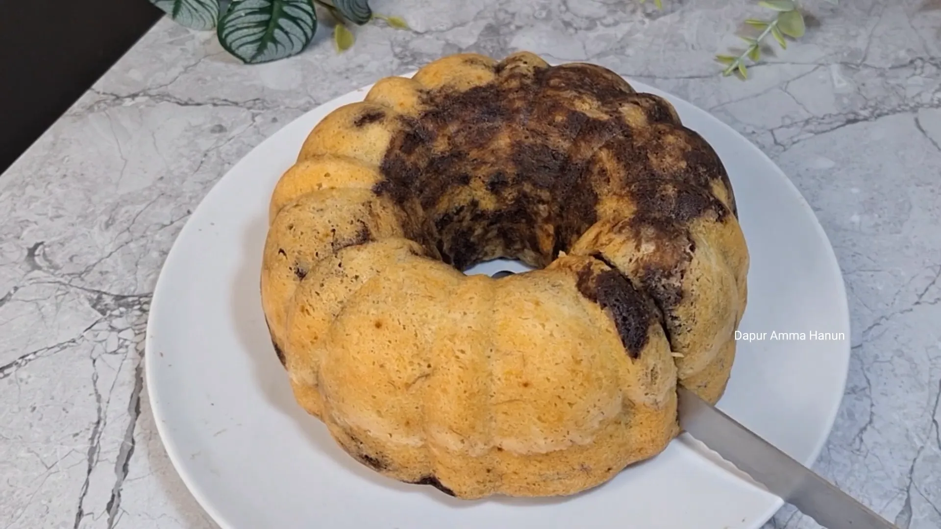 Bolu marmer pisang coklat keju yang sudah matang dan siap dipotong