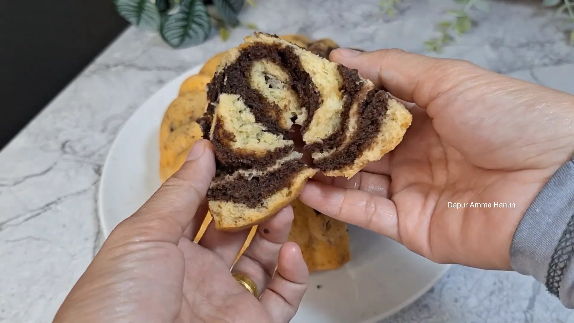 Potongan bolu marmer pisang coklat keju dengan motif marmer yang cantik