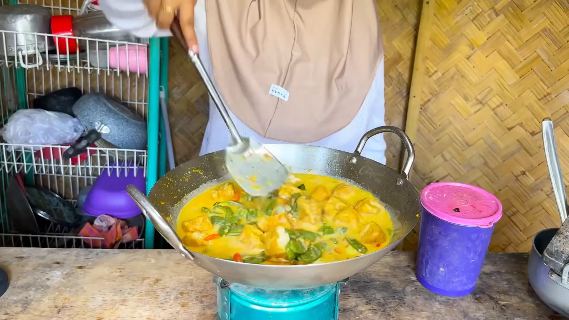 Proses memasak di atas kompor minyak tanah di gubug