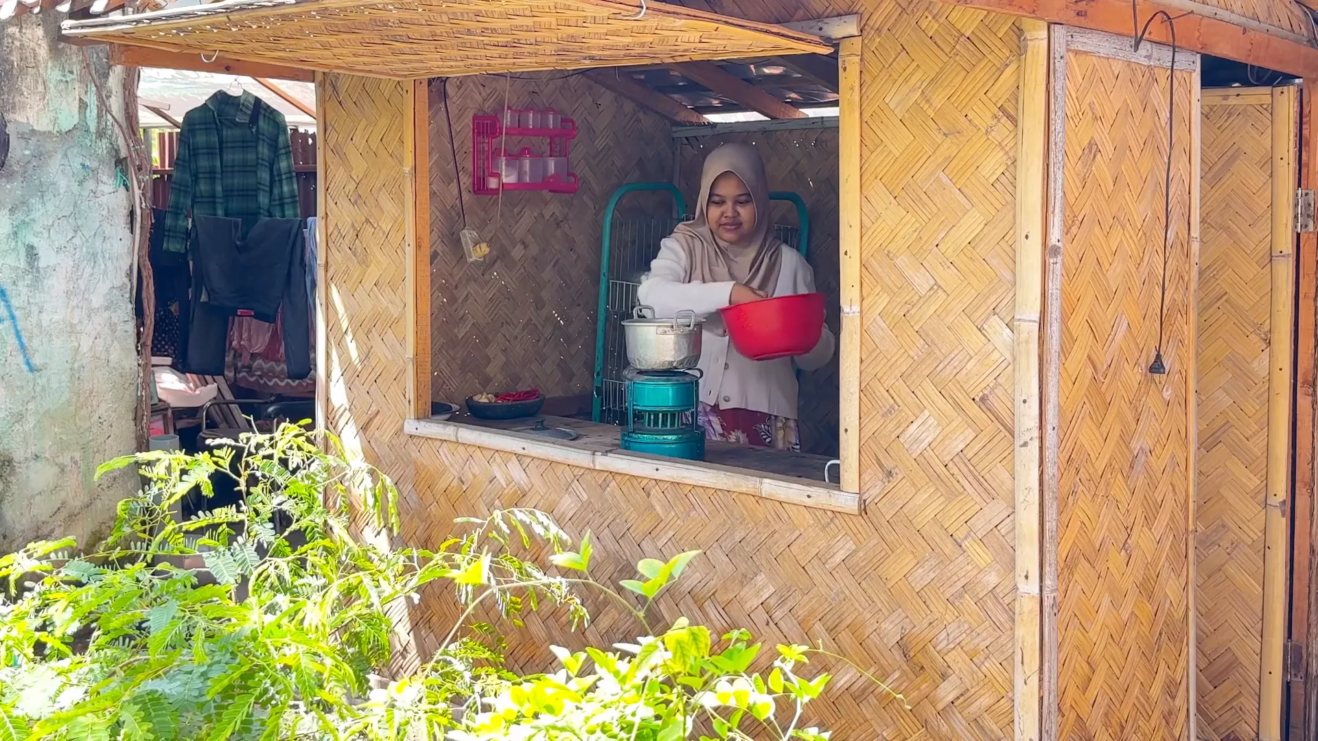 Suasana memasak yang syahdu di gubug pedesaan