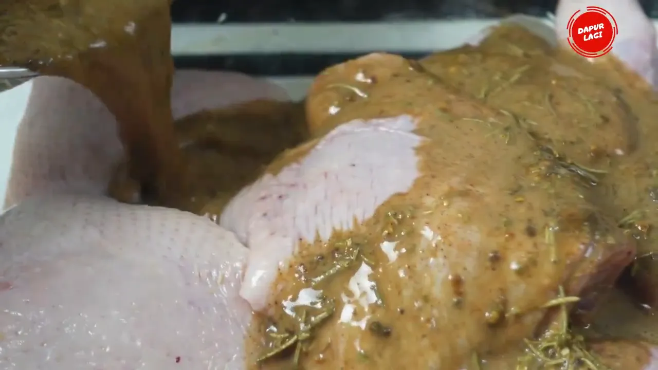 Memijat ayam agar bumbu meresap sempurna