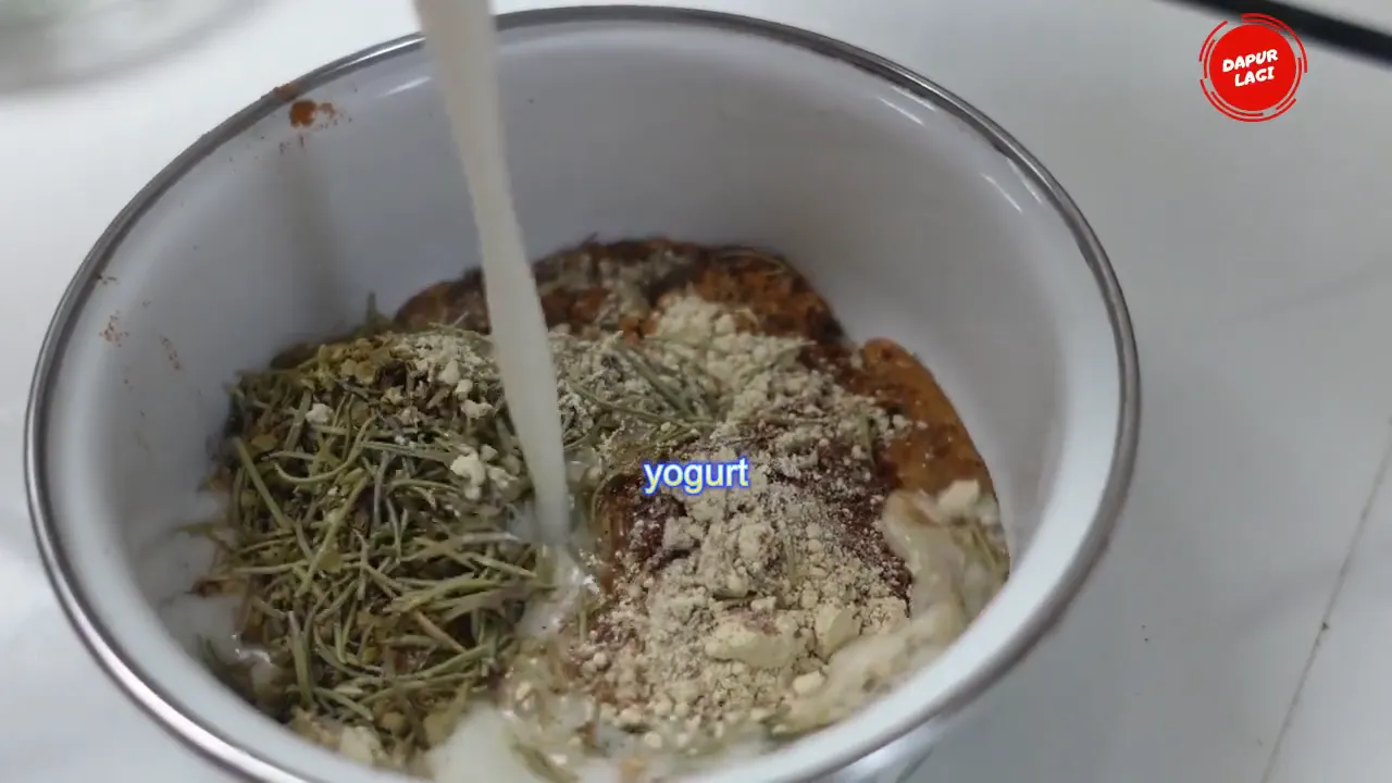 Campuran bumbu dan yoghurt siap diaduk