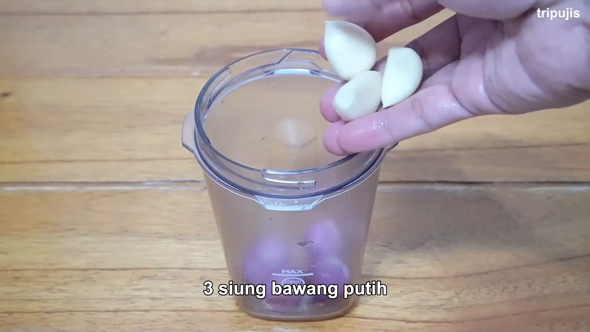 Tumis bumbu halus bersama daun salam dan daun jeruk