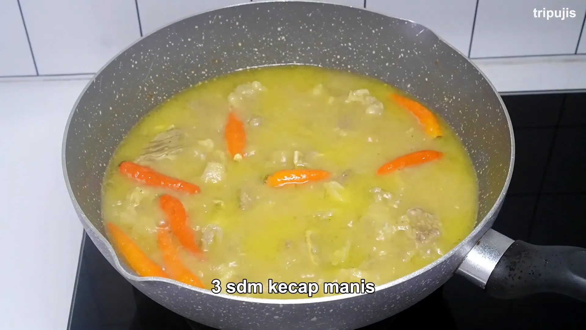 Menambahkan tomat dan kecap manis ke dalam tongseng