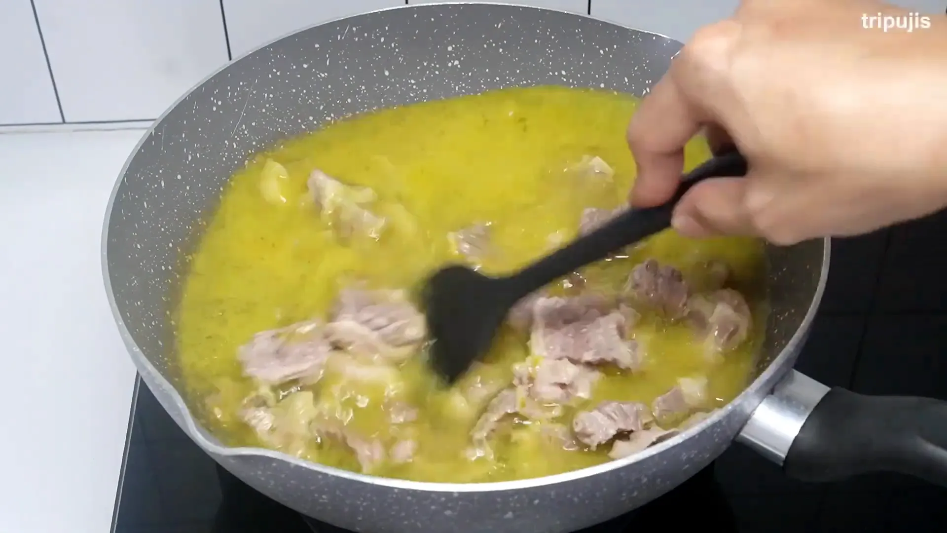 Memasak daging sapi dengan bumbu hingga empuk