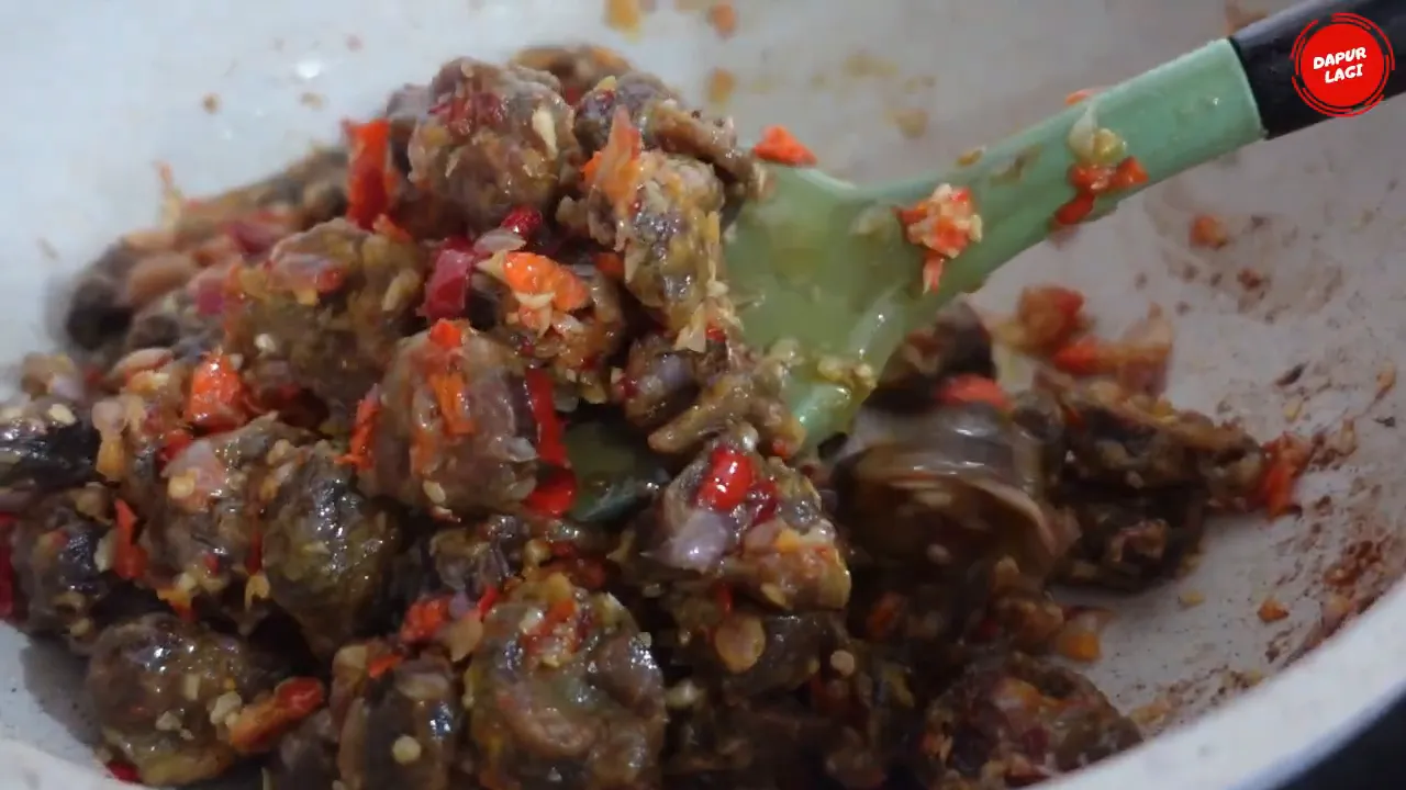 Ampela yang sudah digoreng dan dimasak dengan bumbu chili padi