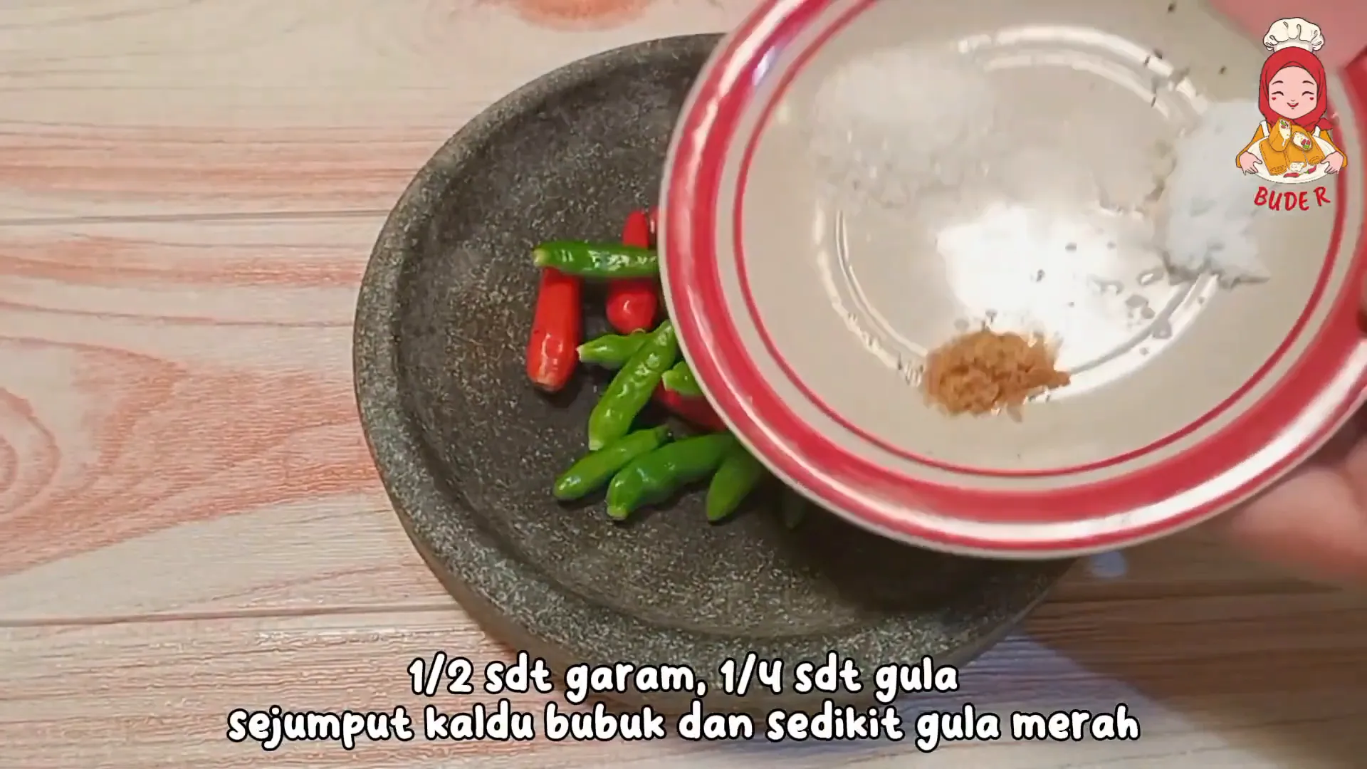 Mulai membuat sambal cobek dengan bahan segar