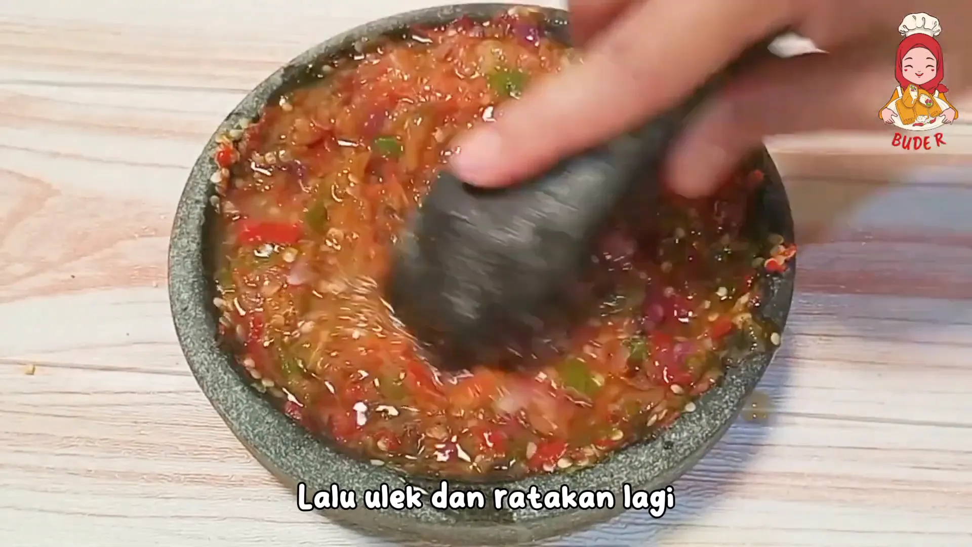 Proses mengulek sambal cobek dengan cobek tradisional