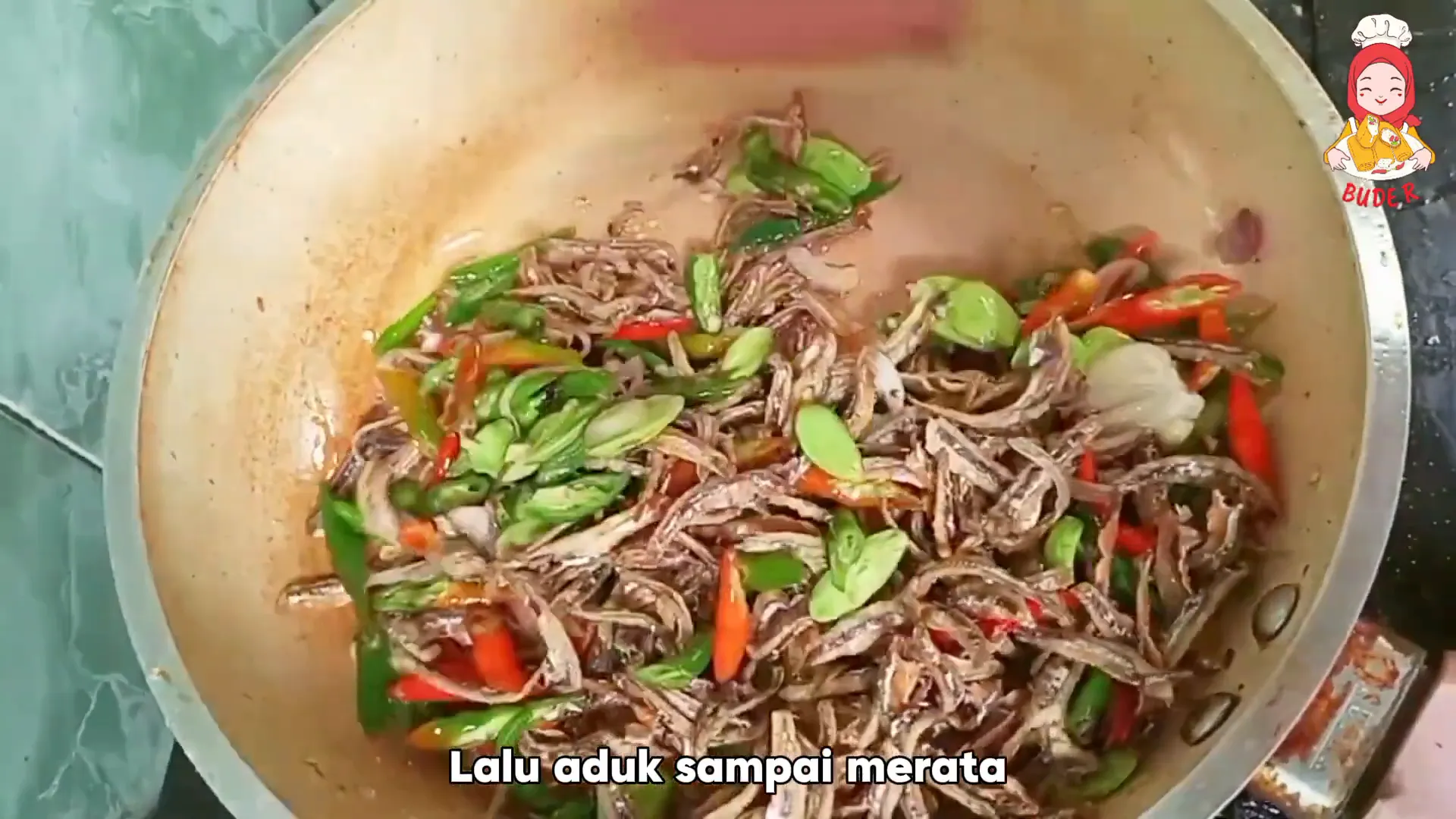 Proses menumis teri dengan bumbu sampai matang