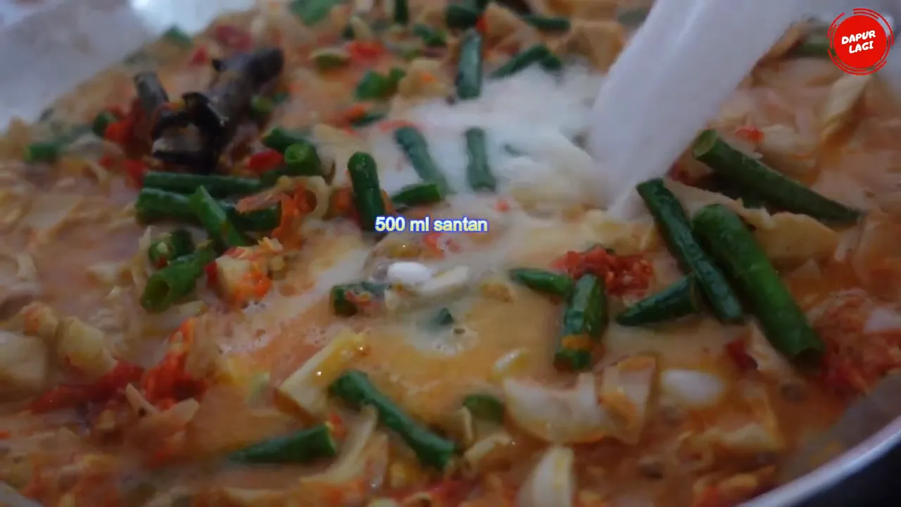 Kuah lodeh dengan santan siap diaduk