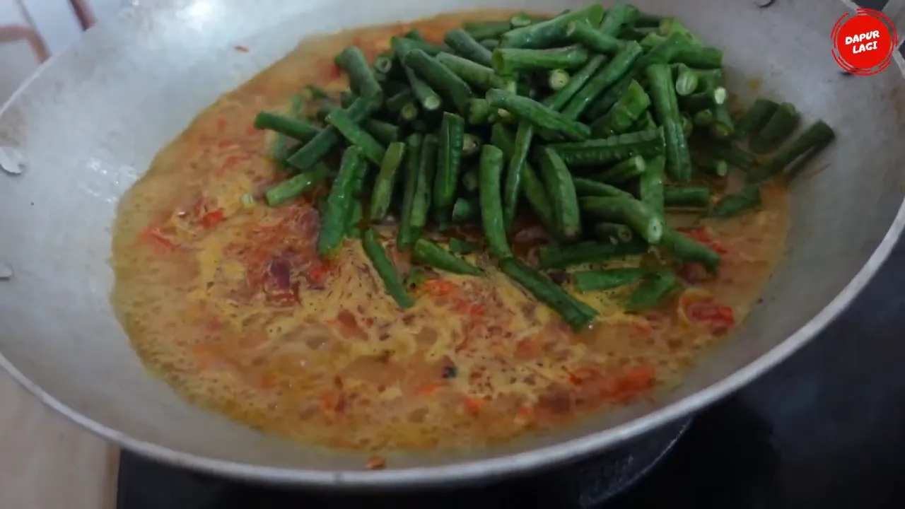 Masukkan kacang panjang dan nangka ke dalam kuah