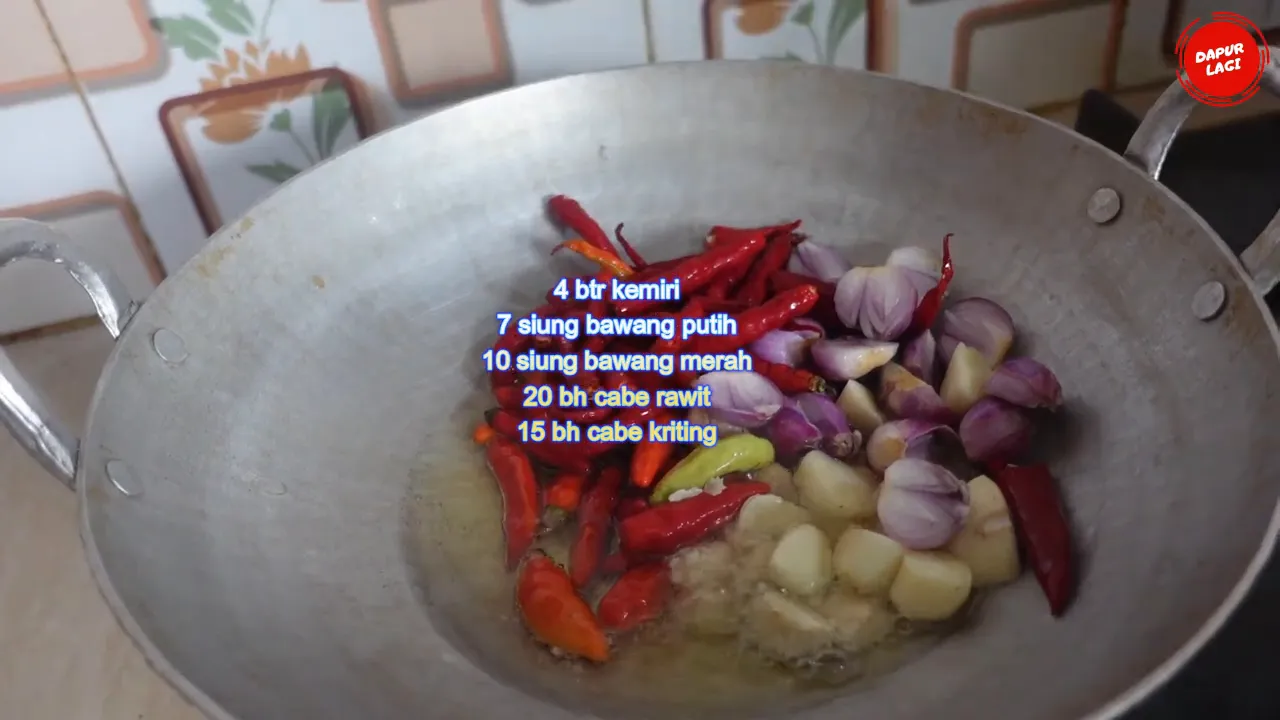 Bumbu-bumbu digoreng hingga layu
