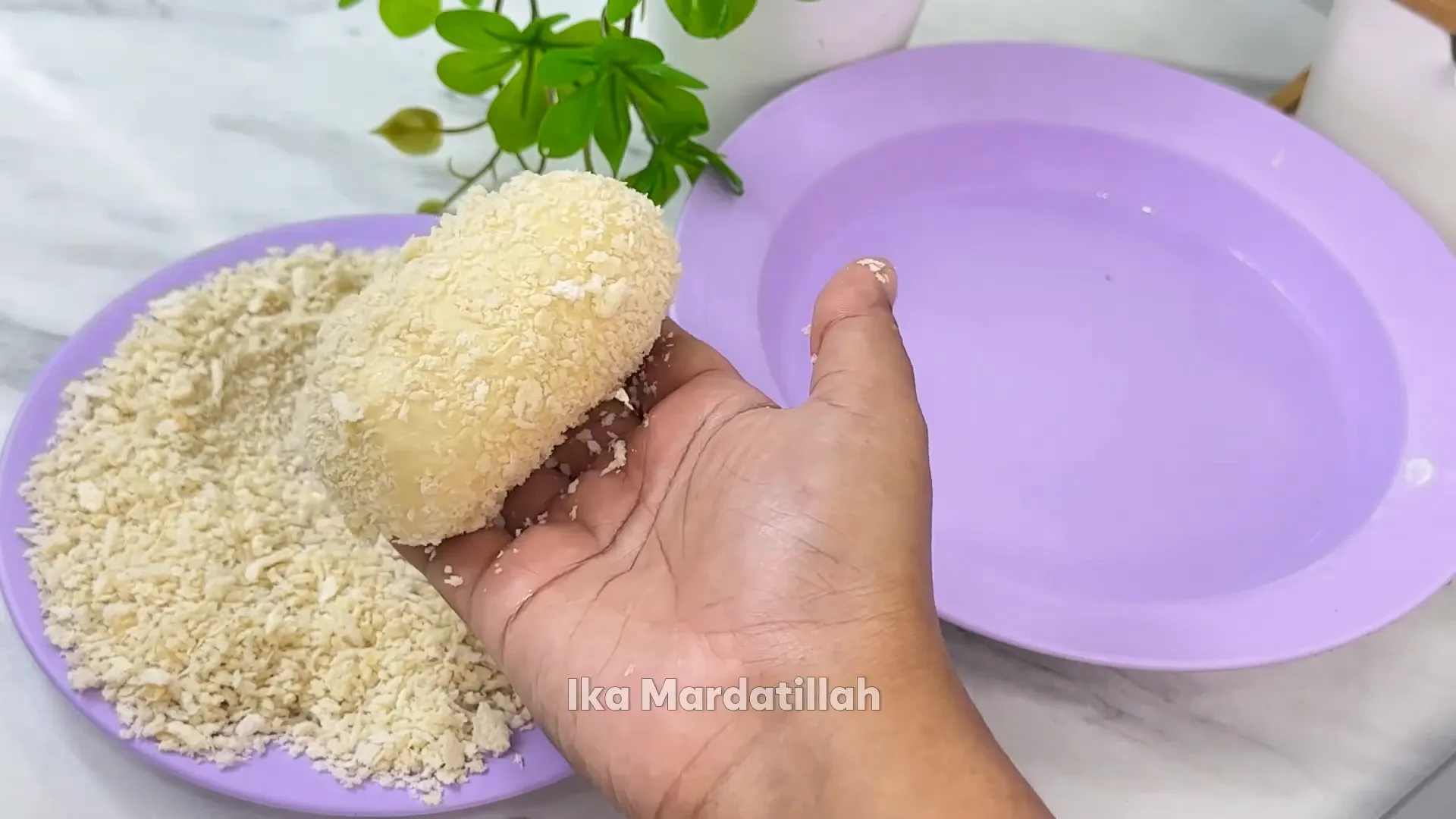 Adonan roti goreng yang sudah dibalur tepung panir